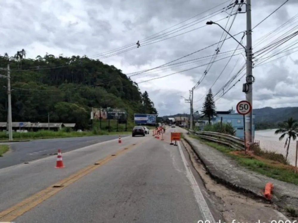 Desvio de trânsito é implantado na Rua Anfilóquio Nunes Pires, em Gaspar