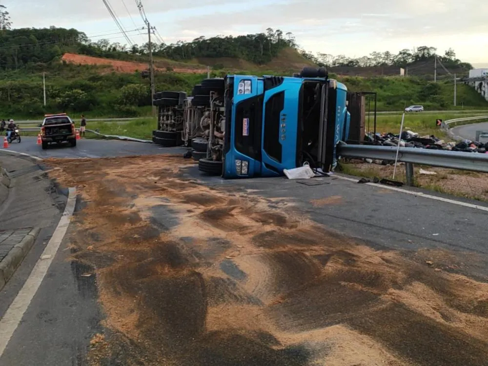 Caminhão tomba, derrama óleo na BR-470 e mobiliza bombeiros em Gaspar
