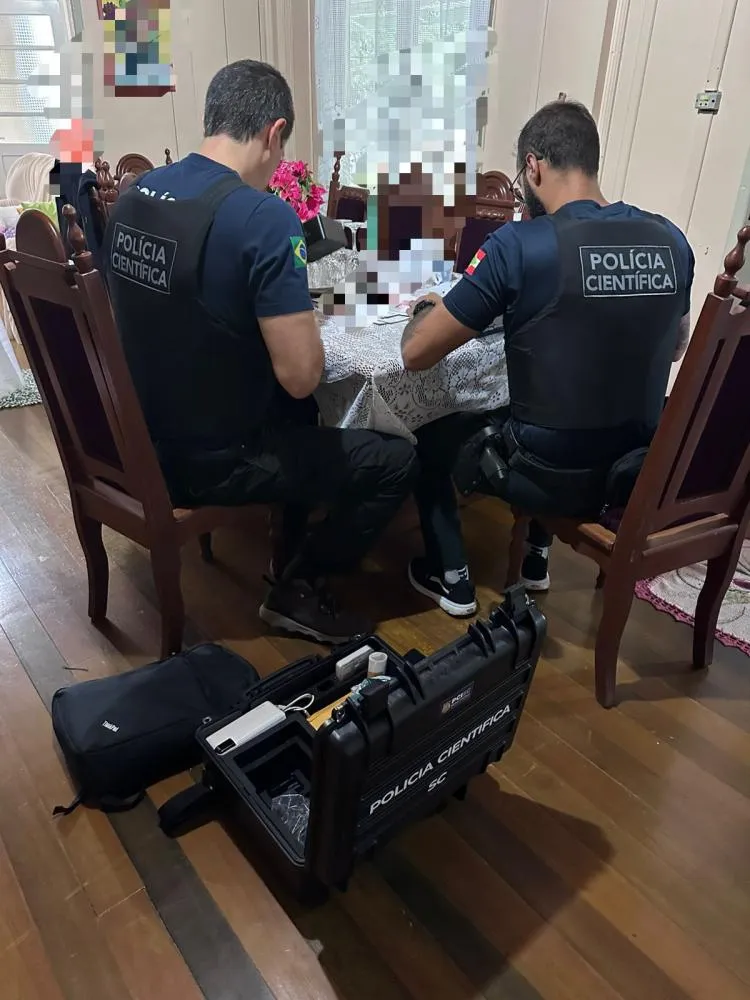 Com 1,7 mil vídeos de abuso infantil, investigado é preso em flagrante durante operação no Vale do Itajaí