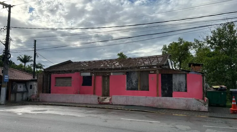 Casarão em risco no Centro de Gaspar será demolido nesta quinta-feira; veja impacto no trânsito