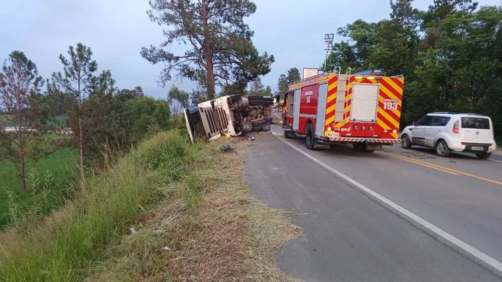 Motorista de carreta cai em ribanceira de 10 metros após se soltar do cinto em acidente na BR-470