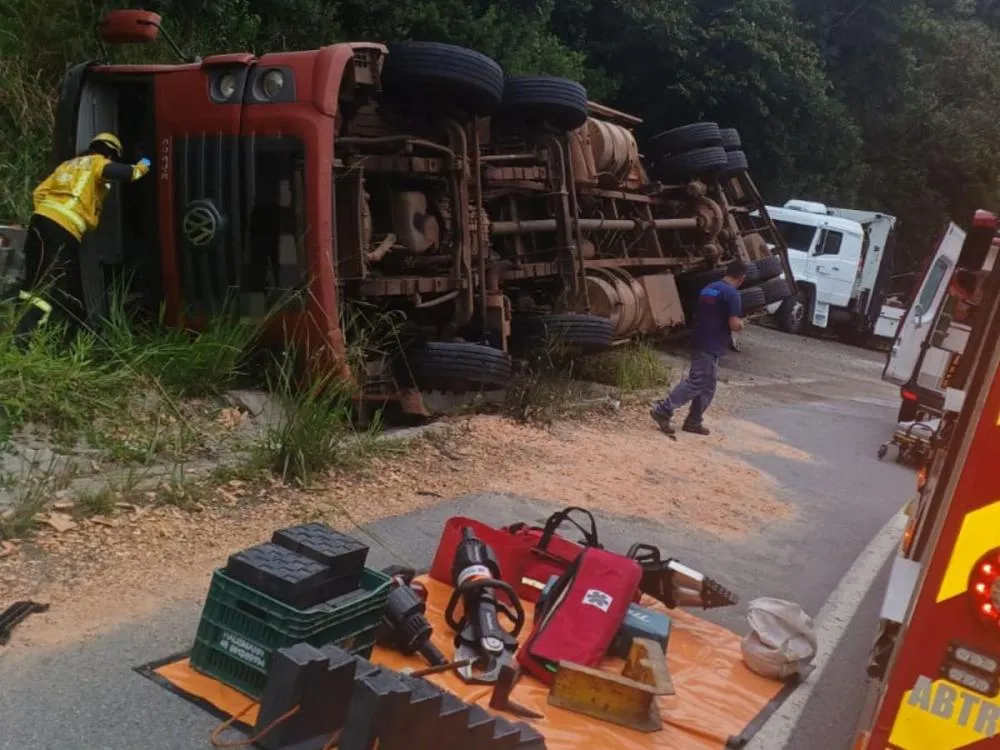 Caminhão com família tomba na BR-470 e mobiliza bombeiros na Serra da Santa
