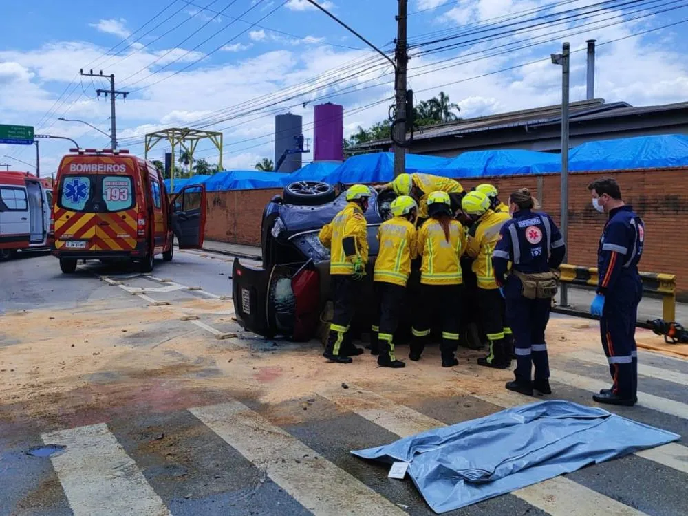 Motorista que morreu após bater Mini Cooper contra muro em Gaspar tinha 45 anos, confirmam bombeiros