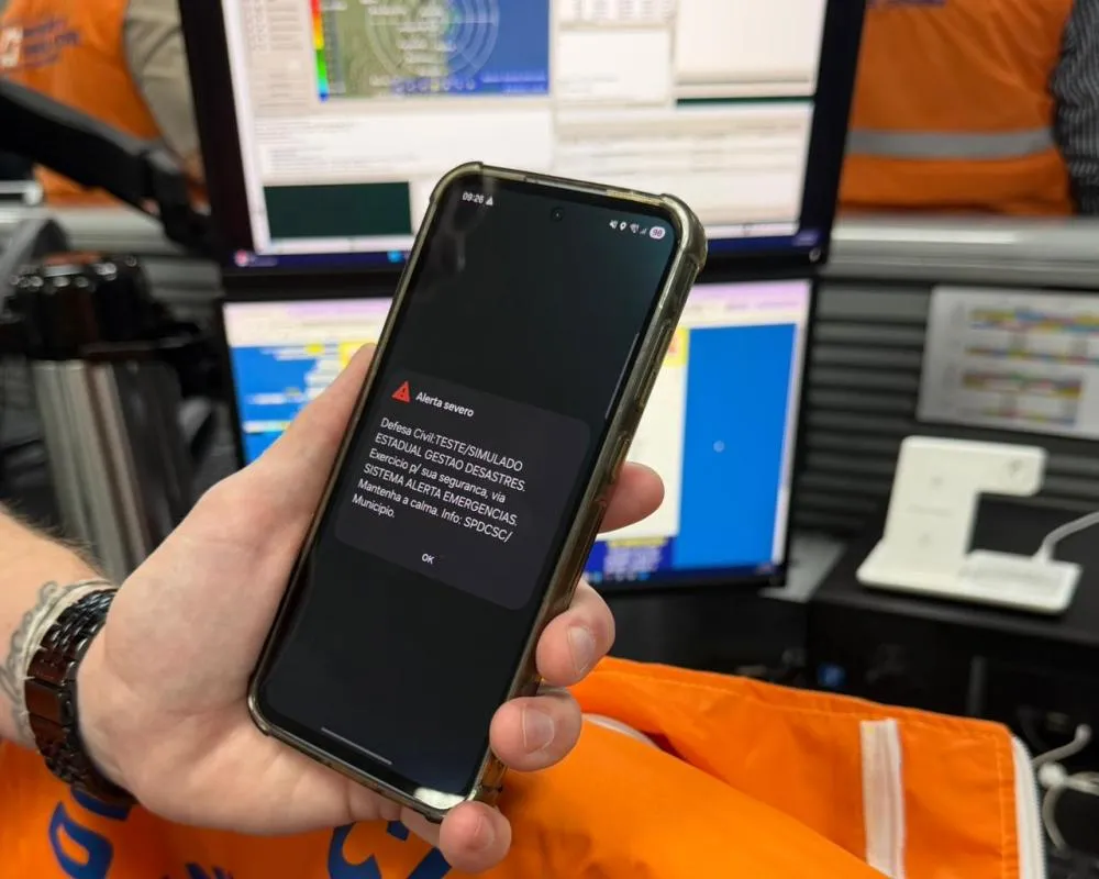 Alerta disparado para milhares de celulares marca início de simulado em SC