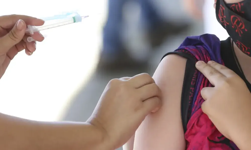 Vacinação em praça de Rio do Sul imuniza jovens contra a dengue; saiba quando