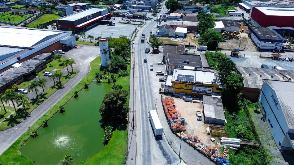 Obra de travessia de drenagem bloqueia rua no bairro Itoupavazinha, em Blumenau, a partir desta terça