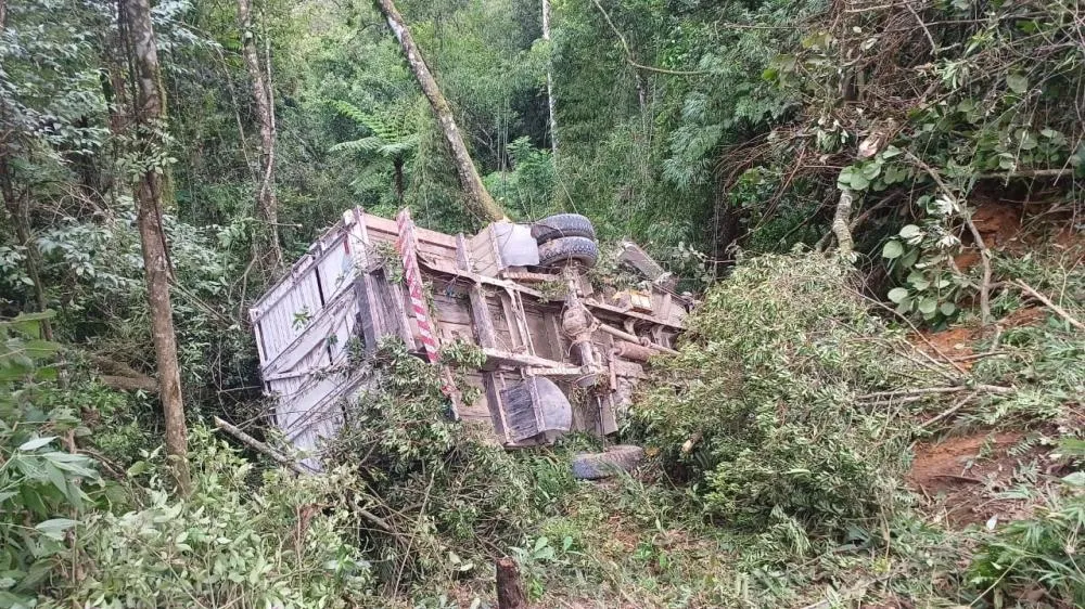 Motorista fica preso às ferragens após caminhão cair em ribanceira no Alto Vale 