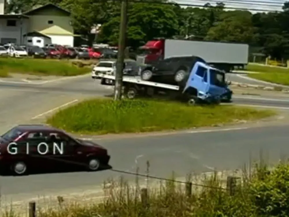 Vídeo: Câmeras de segurança registram momento da batida entre caminhão guincho e carro na BR-470, em Blumenau