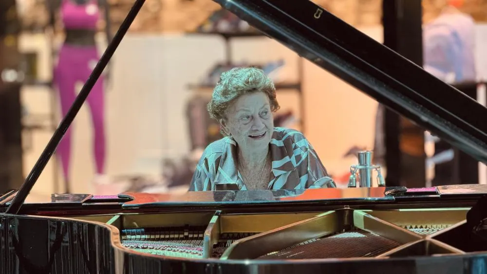 Personagem icônica de Blumenau, a pianista que inaugurou o instrumento do shopping mantém viva a tradição de emocionar clientes todas as terças-feiras. Divulgação