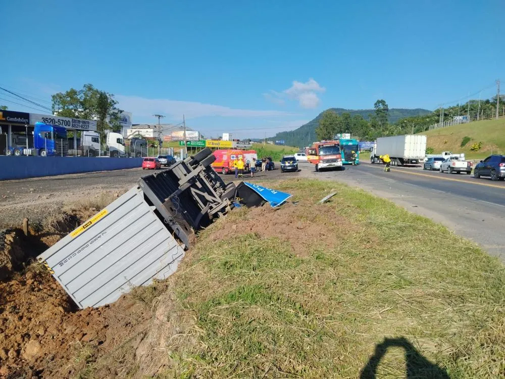 Manhã de quinta-feira começa com acidente e tombamento de carreta no bairro Rainha, em Rio do Sul