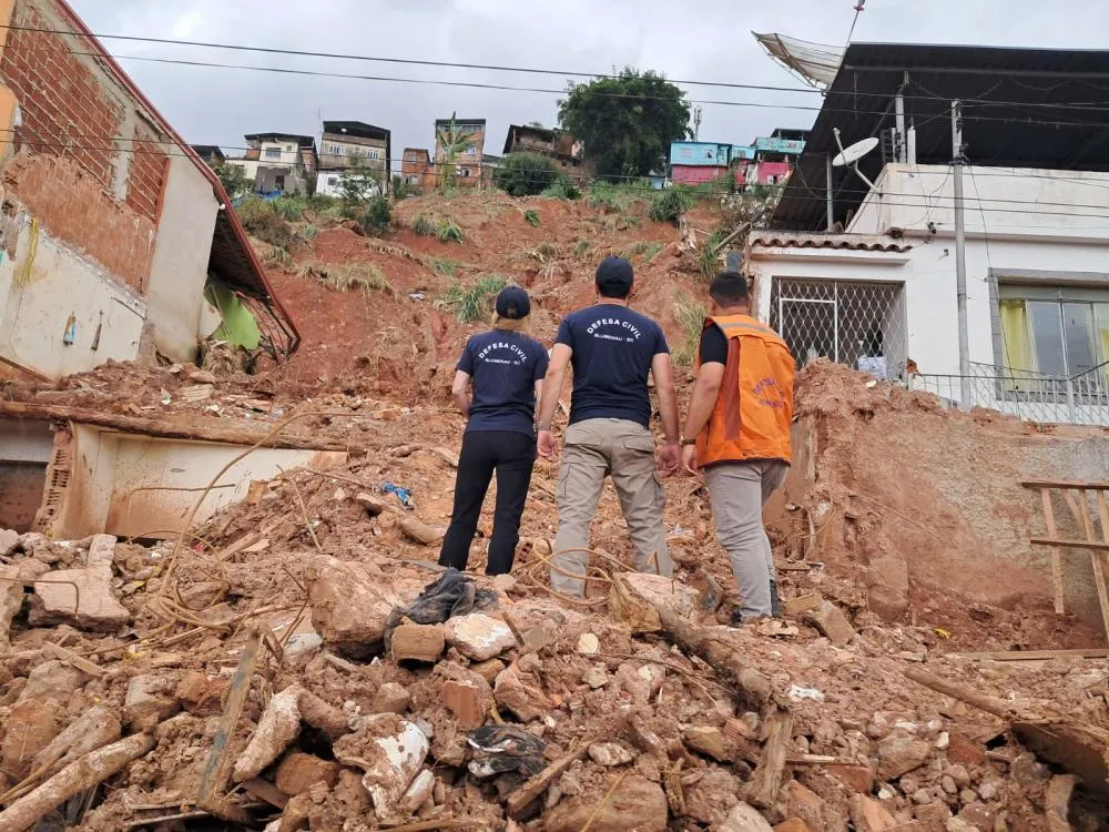 Técnicos da Defesa Civil de Blumenau comparam situação em Minas Gerais com tragédia de 2008 em SC