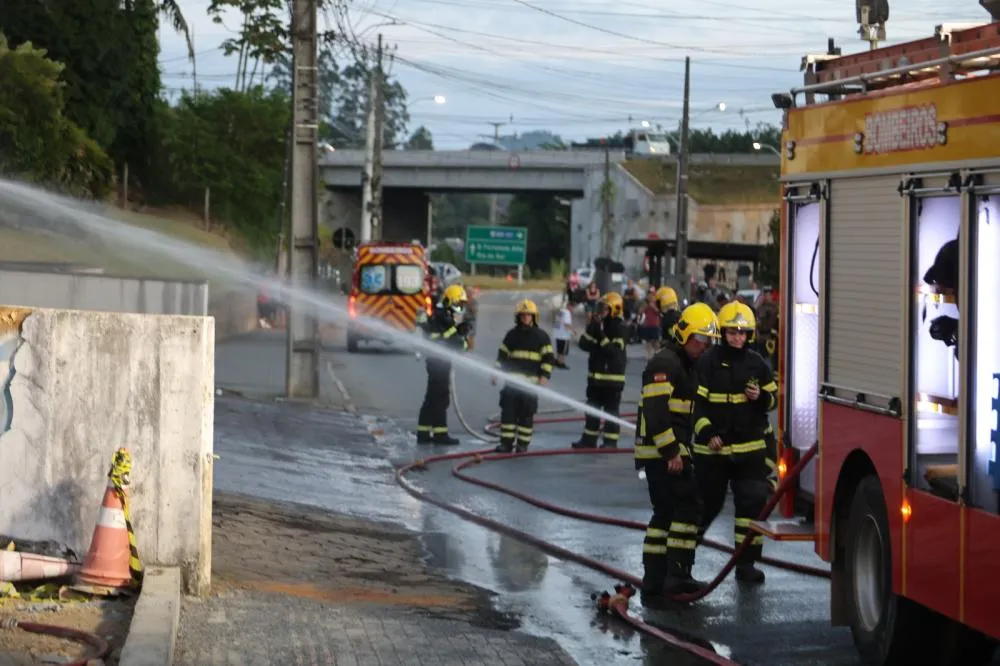 Fotos: Estrutura instável dificulta combate a incêndio em empresa no bairro Fortaleza, em Blumenau