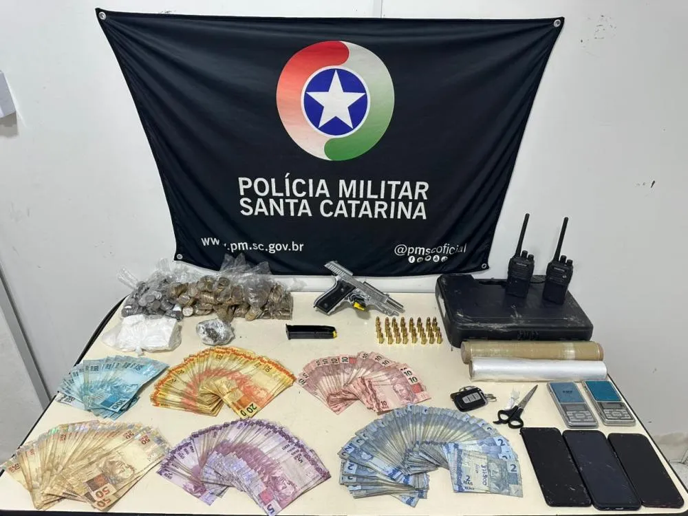 PM apreende quase 400 g de cocaína, arma e mais de R$ 14 mil em Blumenau