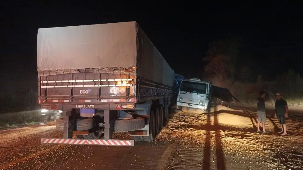 Acidente entre caminhões bloqueia trecho da BR- 470 em Trombudo Central