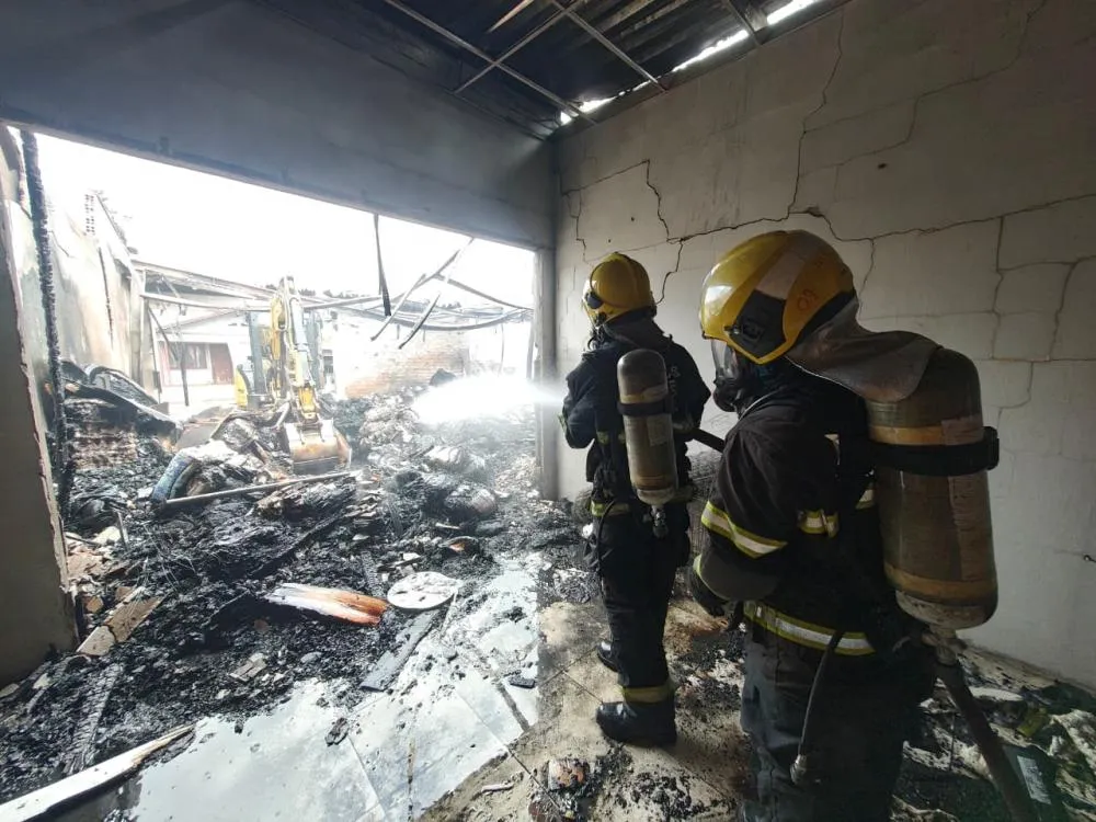 Incêndio em depósito de malhas destrói galpão e atinge casa em Brusque