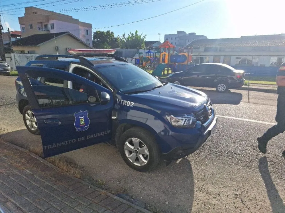 Agentes de trânsito quebram vidro de carro para resgatar criança presa em Brusque