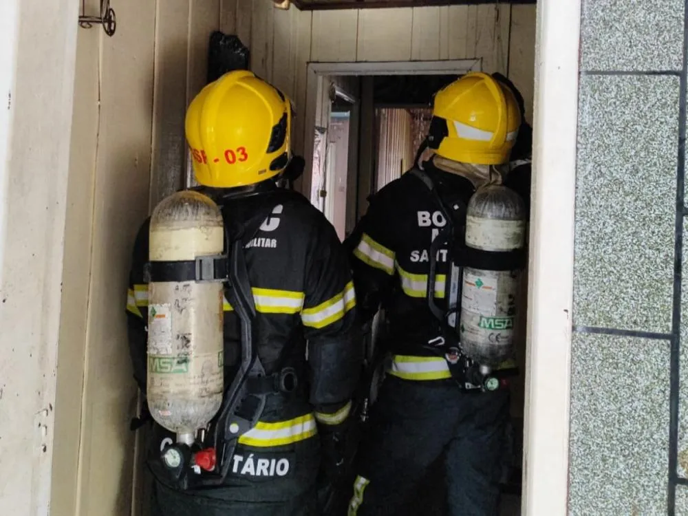 Bombeiros combatem incêndio em casa de dois andares em Gaspar