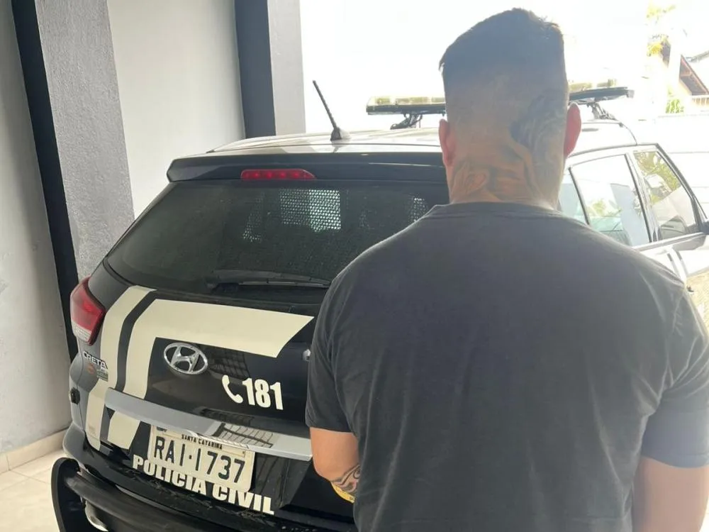 Jovem suspeito de liderar facção criminosa em SC é preso em operação da Polícia Civil no Litoral