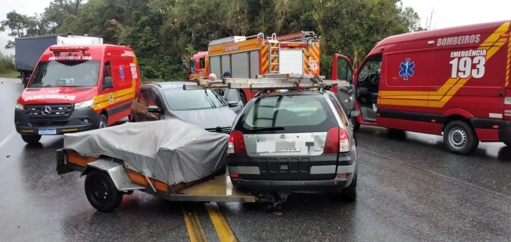 Acidente envolvendo três veículos deixa dois feridos na BR-470, em Pouso Redondo