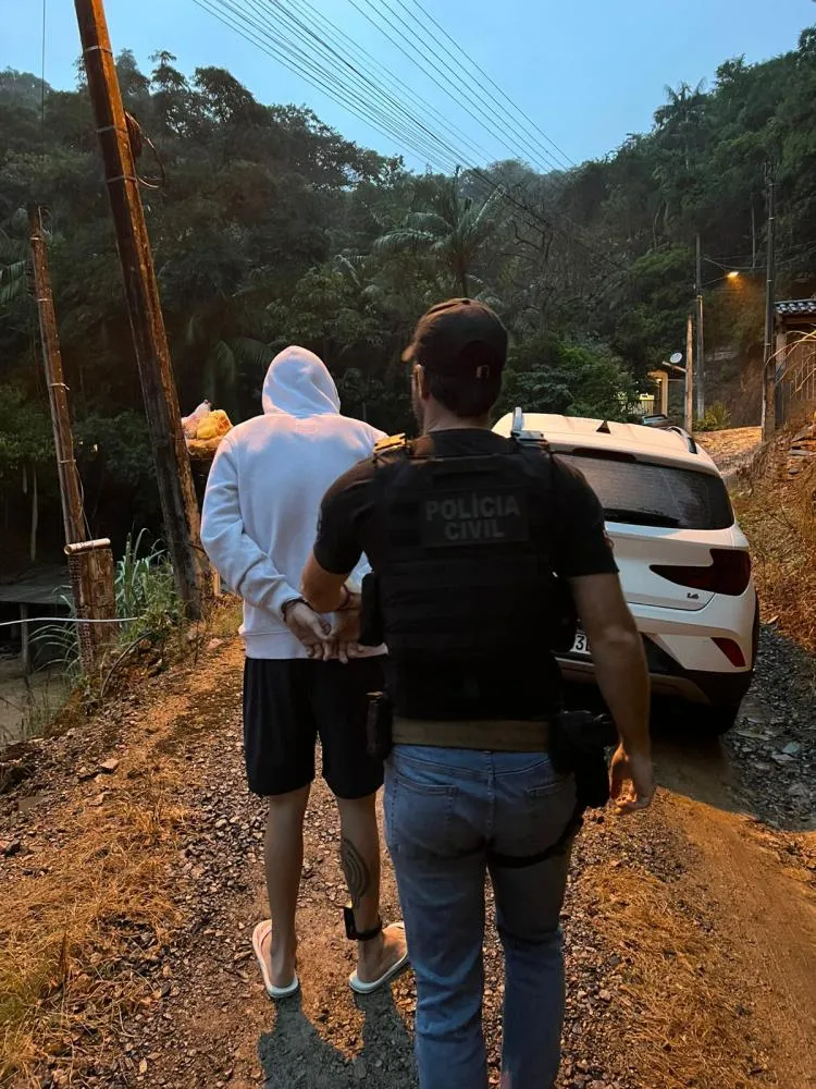 Polícia Civil prende três suspeitos de assalto a tabacaria em Blumenau