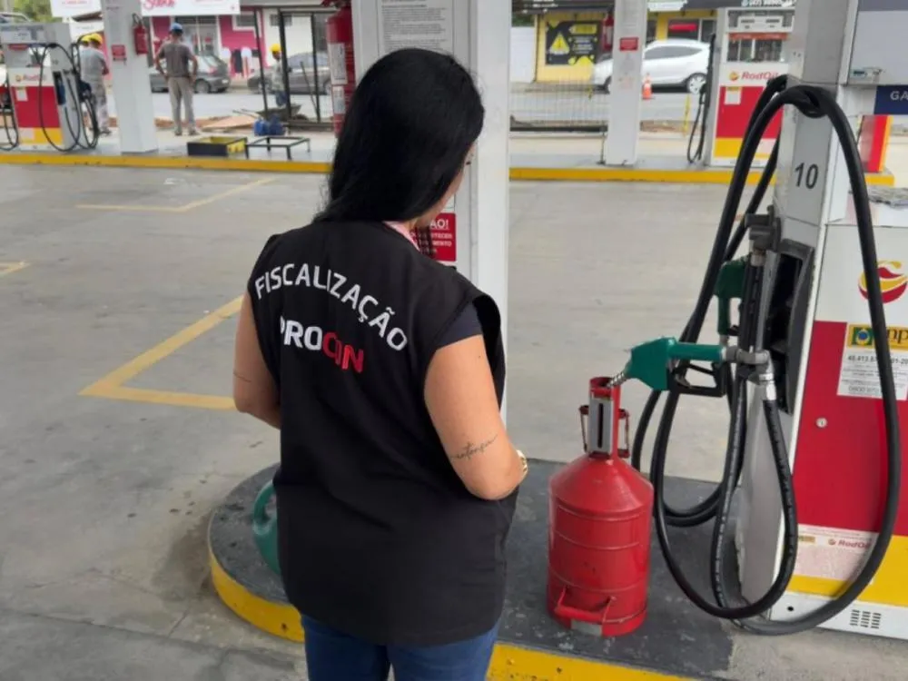 Procon fiscaliza preços e volume de combustíveis em postos de Blumenau
