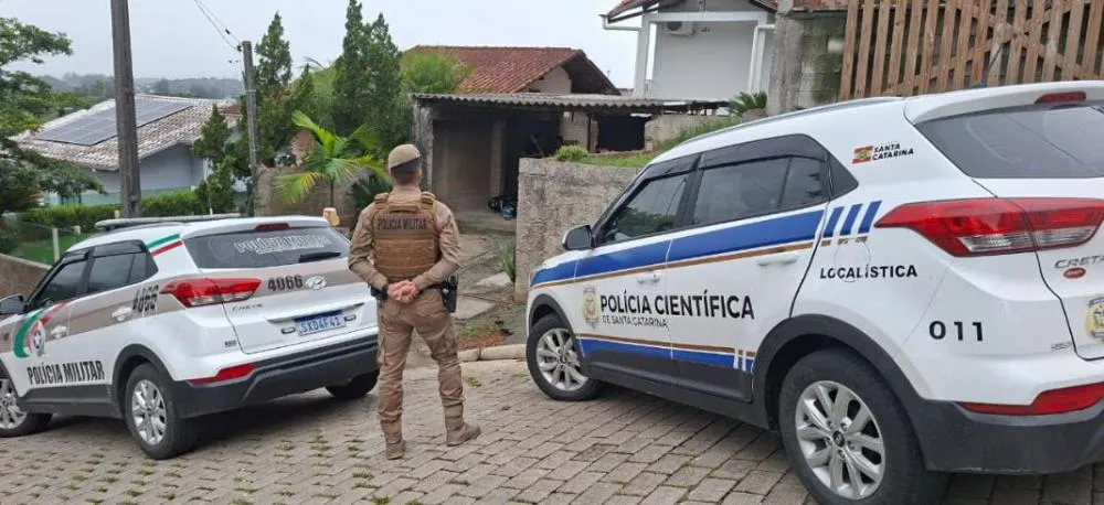 Ex-marido descumpre medida protetiva, invade casa e esfaqueia pastor que aconselhava mulher em Indaial