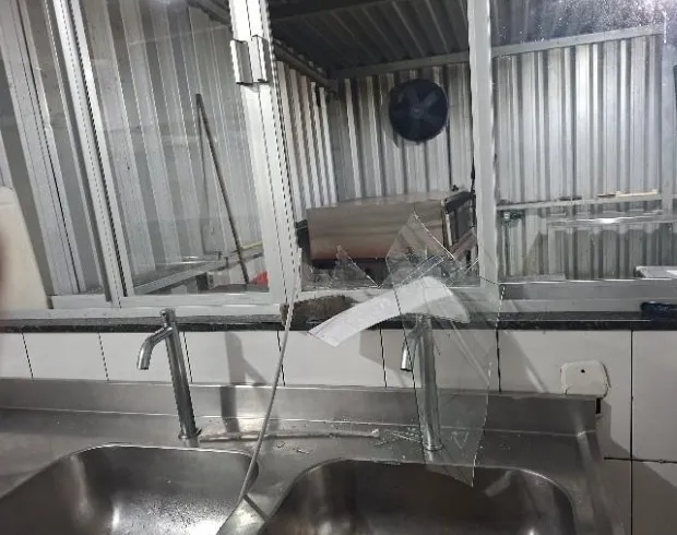 Homem em surto invade conveniência de posto e quebra janelas em Indaial