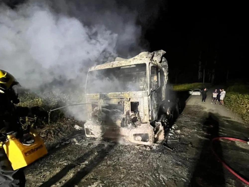 Caminhão é destruído por incêndio em rodovia do Alto Vale do Itajaí