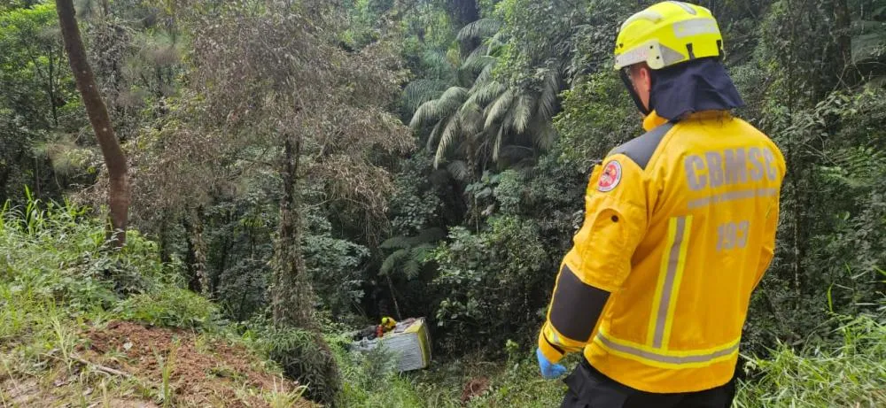 Furgão cai em ribanceira de 50 metros entre Blumenau e Gaspar