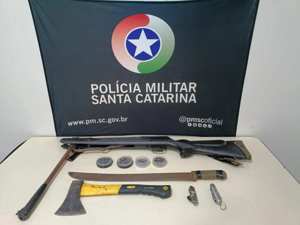 Homem é preso após ameaçar esposa com facão dentro de casa em Blumenau