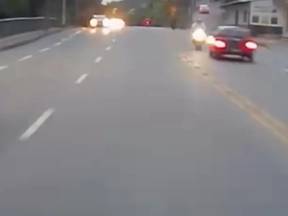 Câmera registra batida entre carro e moto na Ponta Aguda, em Blumenau