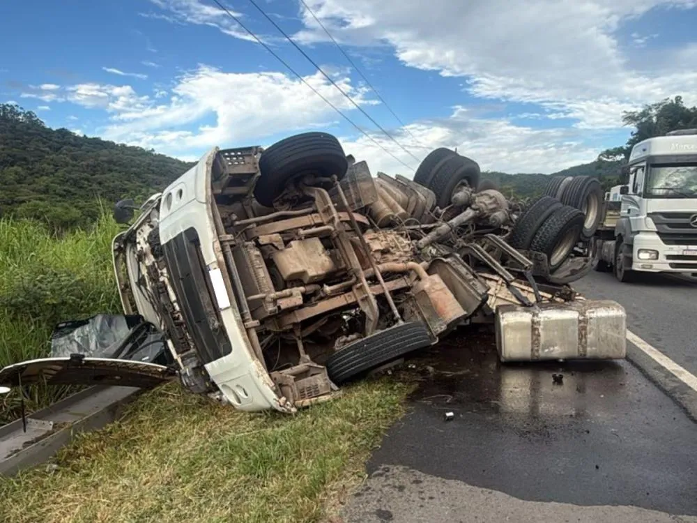 Carreta tomba na BR-470 em Apiúna e motorista fica ferido