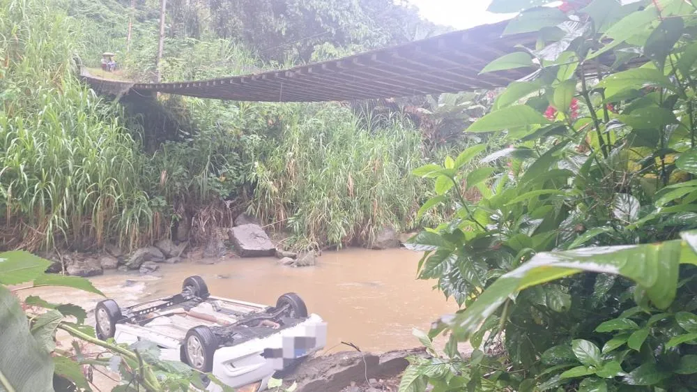Idoso de 80 anos morre após carro sair da pista e cair em rio em Blumenau