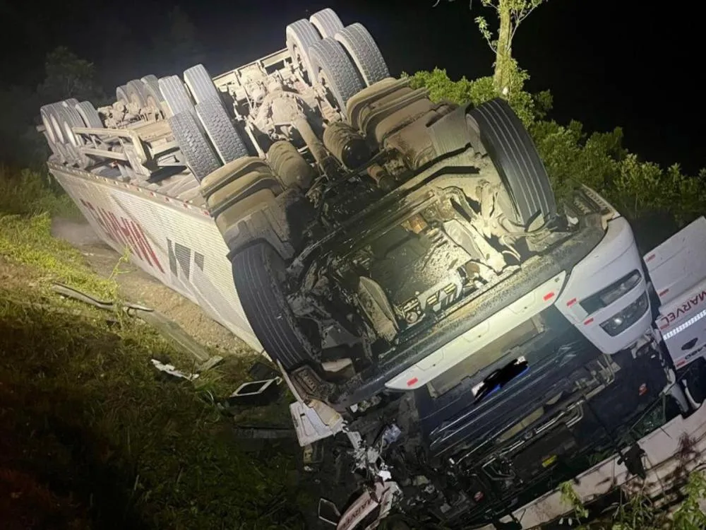 Carreta tomba na BR-470 e motorista fica ferido em Pouso Redondo