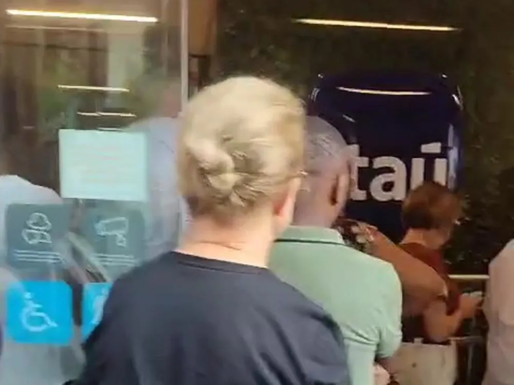 Clientes de Gaspar procuram agência do Itaú em Blumenau após fechamento de unidade