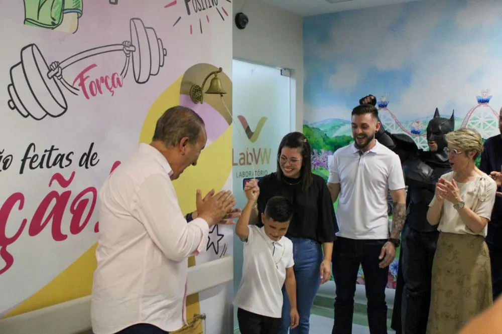 Governador acompanha cerimônia do sino oncológico e visita obra da nova torre do Hospital Santo Antônio em Blumenau