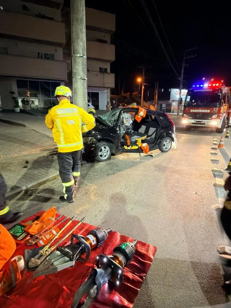 Mulher morre ao bater carro contra poste em Rio do Sul