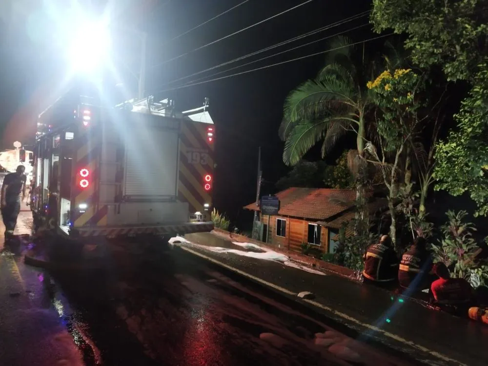Incêndio destrói duas casas na madrugada deste domingo em Rio do Sul