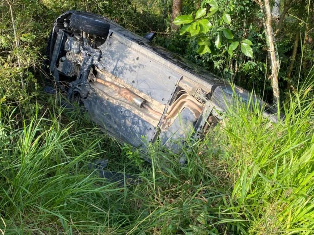 Carro fica tombado após saída de pista na SC-350 e mobiliza bombeiros no Alto Vale