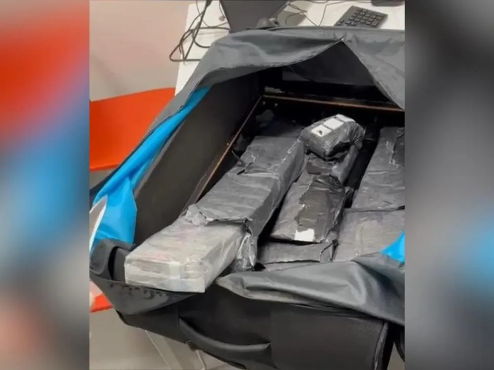 PF prende mulher com 10 kg de droga escondida em fundo falso de mala no Aeroporto de Florianópolis