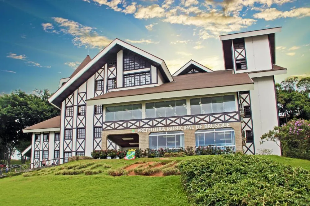 Brusque abre processos seletivos com salários de até R$ 22,4 mil