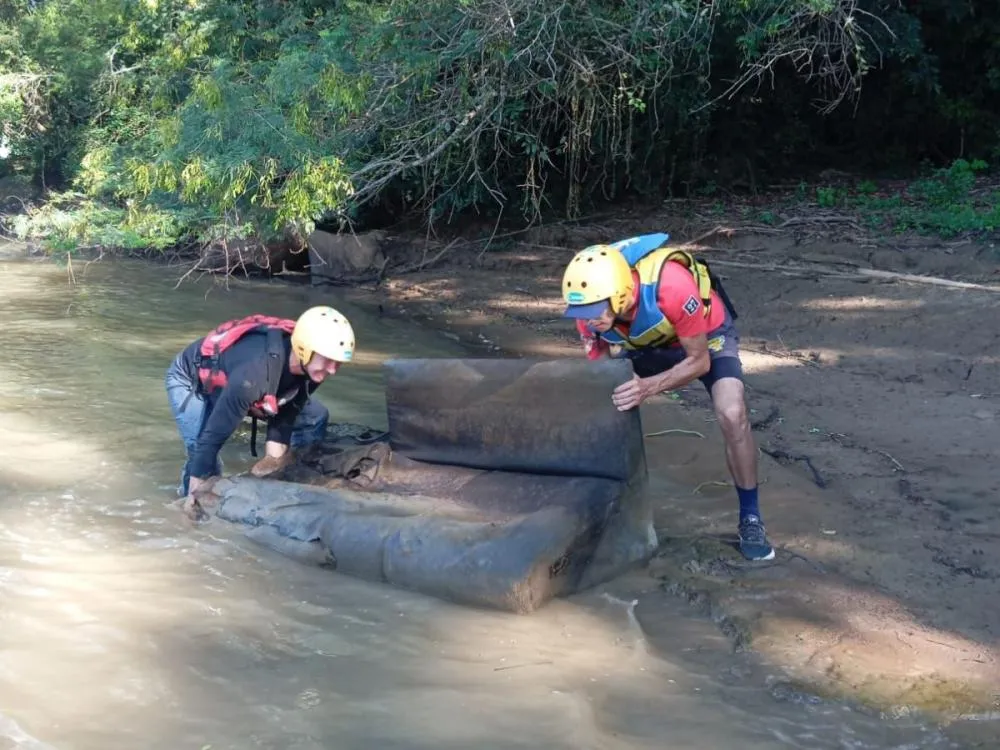 Ação de limpeza retira cerca de 150 kg de lixo do Rio Itajaí-Açu em Indaial