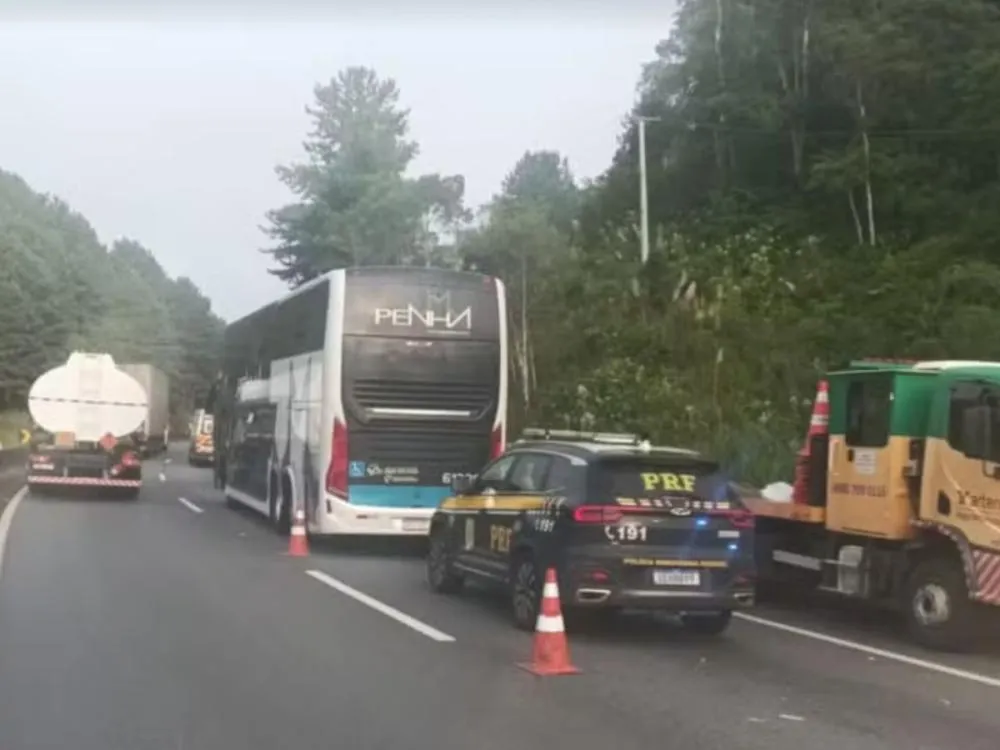 Ônibus da linha Rio de Janeiro-Blumenau bate em carreta na BR-116; motorista morre e 7 ficam feridos no PR