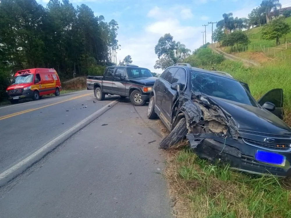 Batida entre dois carros é registrada na BR-470 no Alto Vale