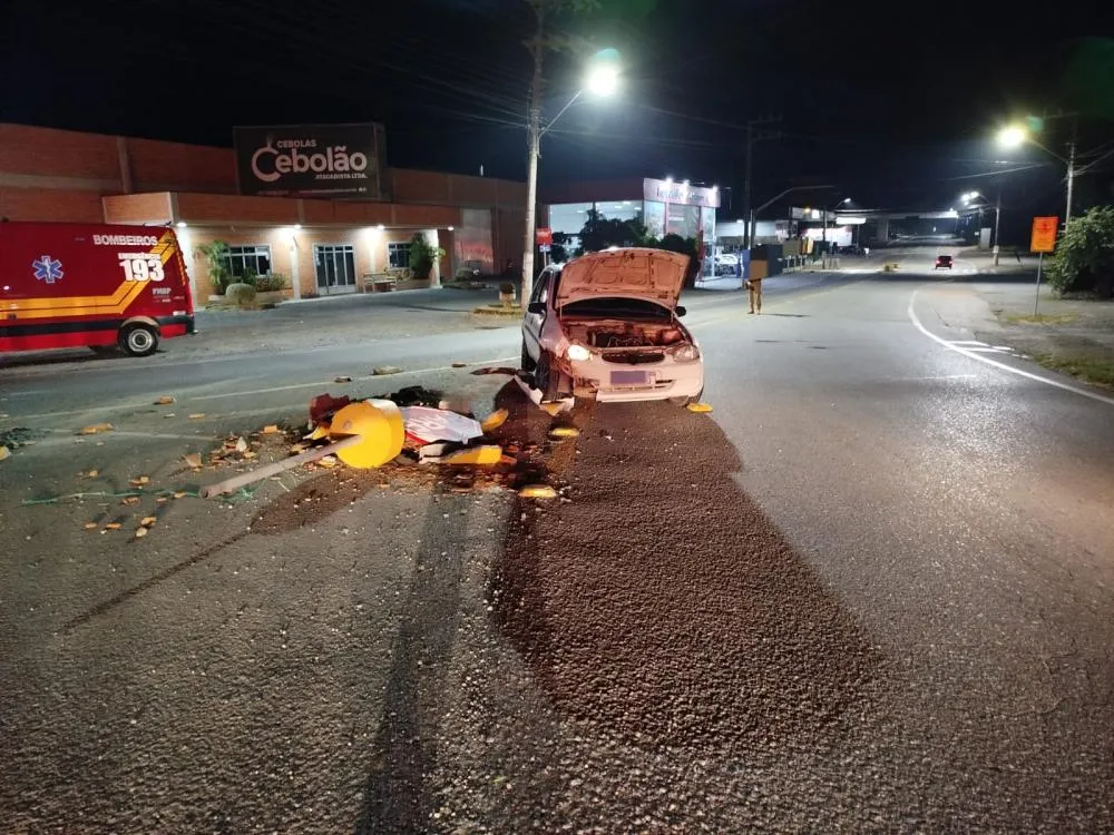 Motorista fica desorientado após bater carro contra mureta de sinalização no Alto Vale 