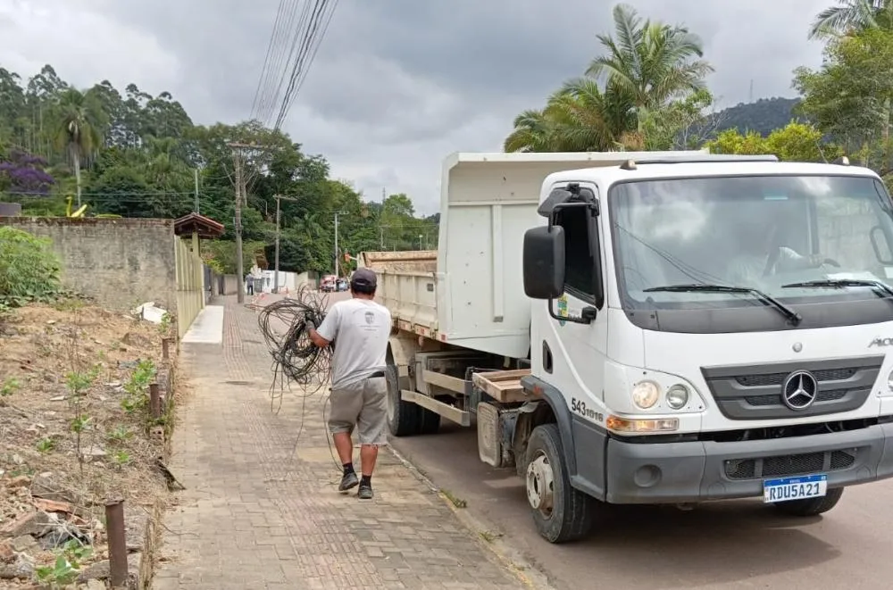 Operação Limpa Fios retira 200 kg de cabos soltos e irregulares em Rio do Sul