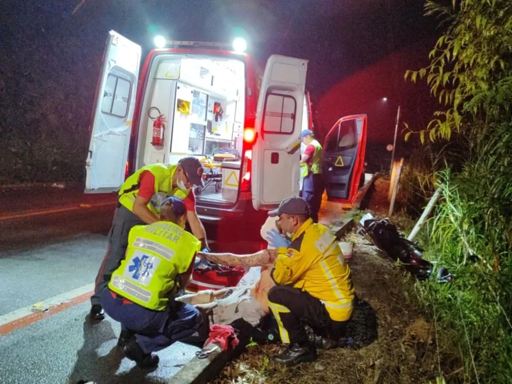 Jovem fica ferido após bater moto contra cerca de arame farpado em Gaspar