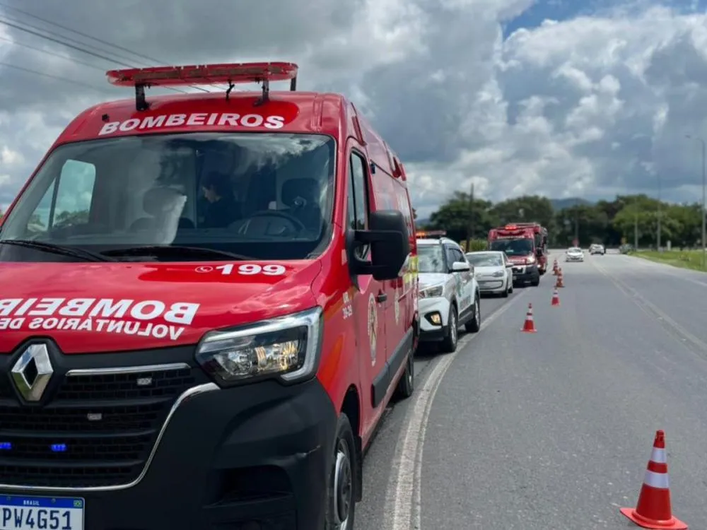 Acidente entre carro e caminhão termina em capotamento em Ilhota