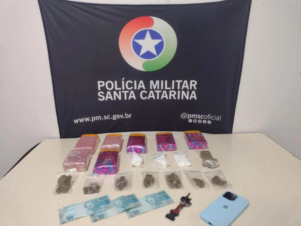 Homem é preso com sacola de maconha e cocaína durante abordagem no bairro Velha, em Blumenau