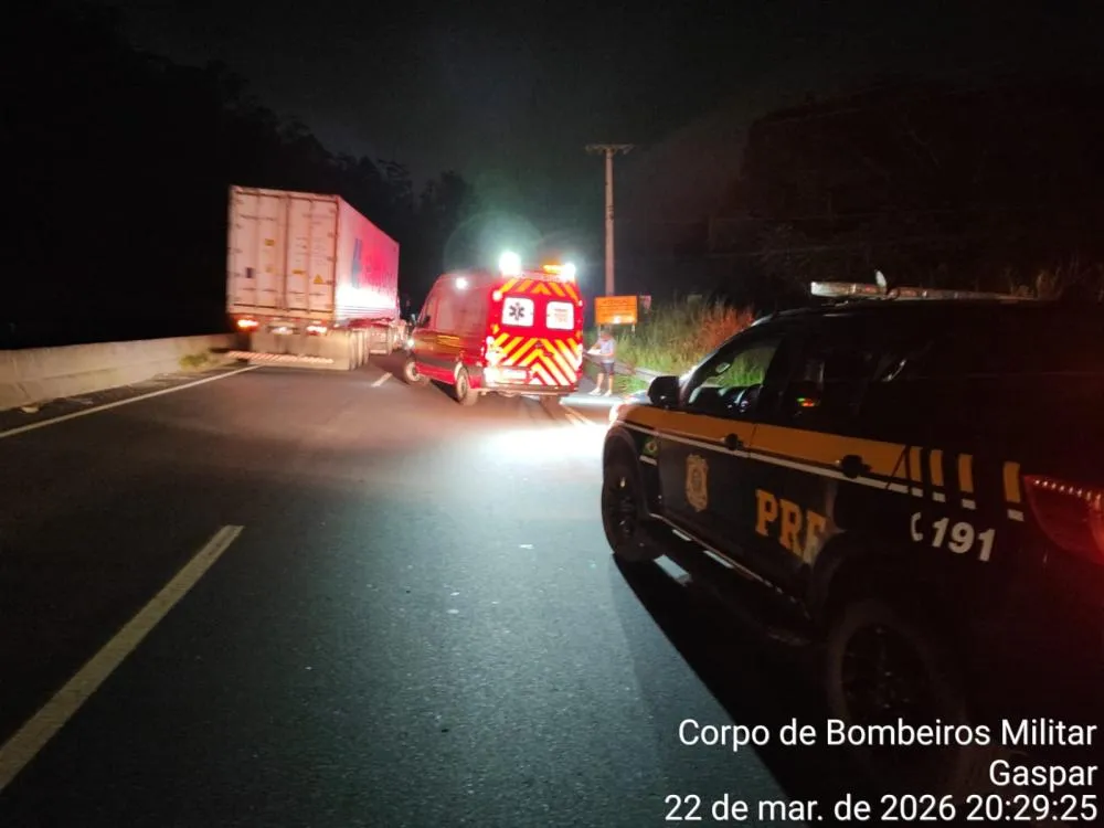 Grave acidente na BR-470 mobiliza bombeiros e deixa duas pessoas feridas em Gaspar